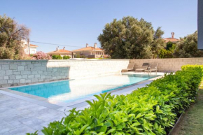 Splendid Flat with Shared Pool and Backyard Close to the Beach in Cesme